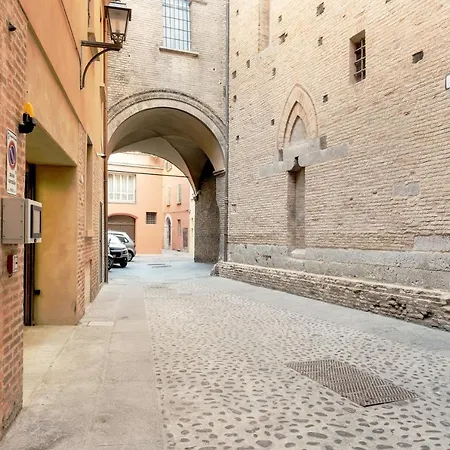 Lo Scrigno Delle 2 Torri! Nel Cuore Del Centro, Vicino A Via Rizzoli *